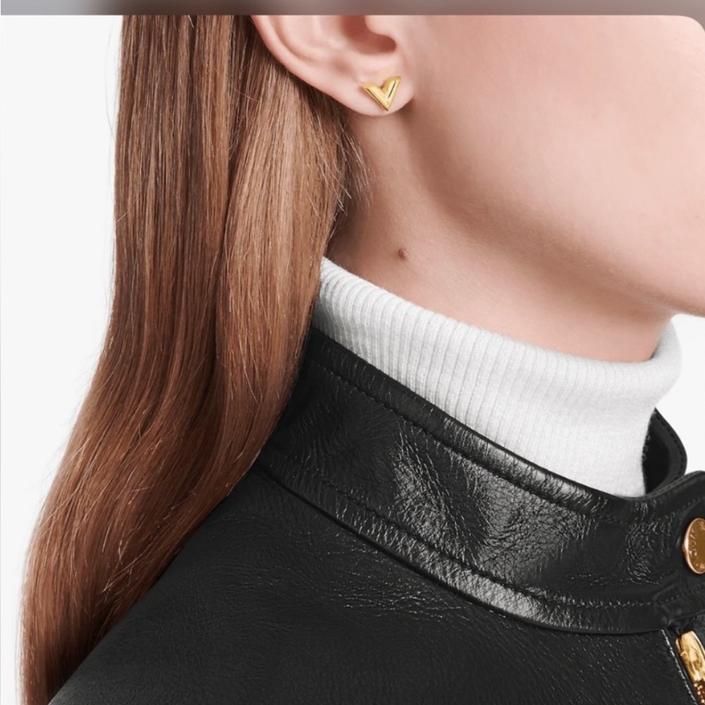 💯Louis Vuitton Essential V Clip On Earrings